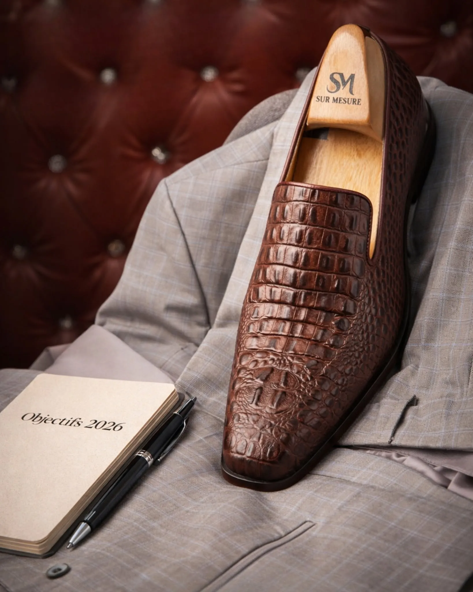 Chaussure SurMesure en cuir et tissu africain, finitions dorées