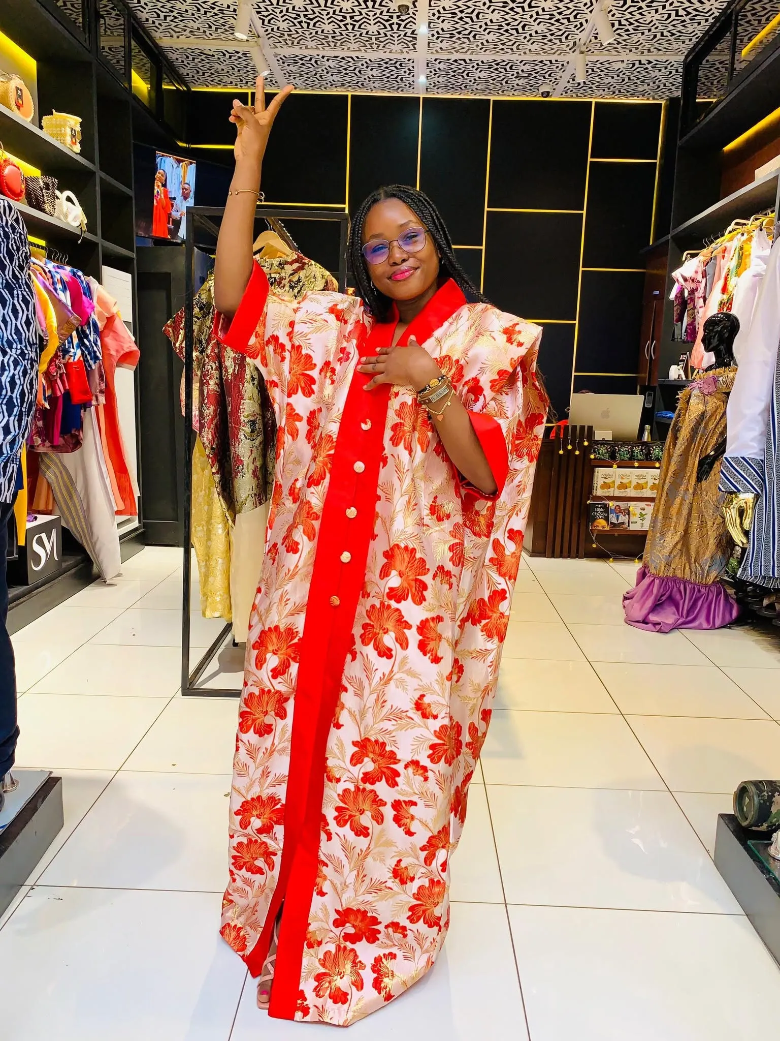 Boubou ample SurMesure à motif floral rouge et or, porté en boutique