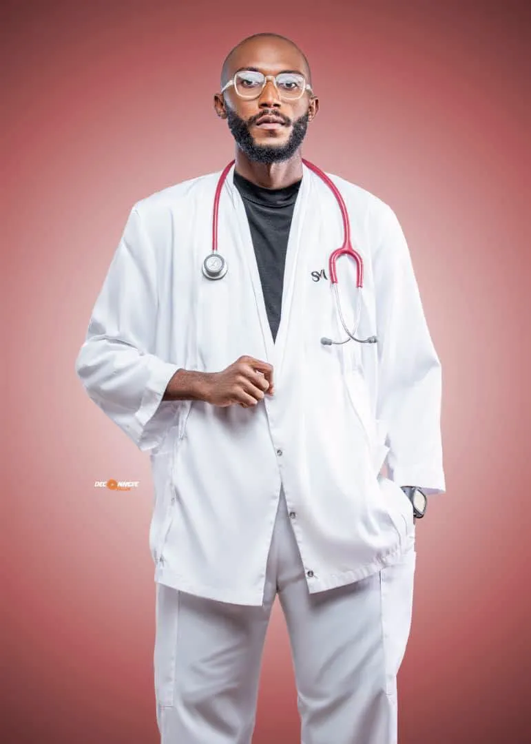 Blouse médicale blanche SurMesure brodée SM, portée par un médecin