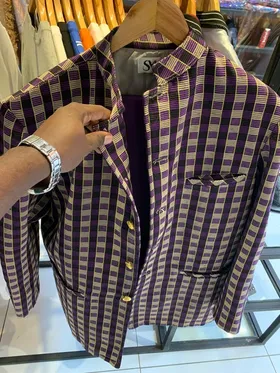 Veste SurMesure en tissu tissé violet et or, boutons dorés